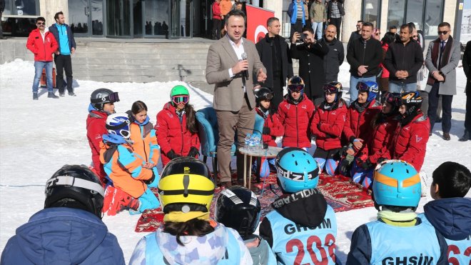 Gençlik ve Spor Bakan Yardımcısı Eminoğlu, Hakkari'de gençlerle buluştu: