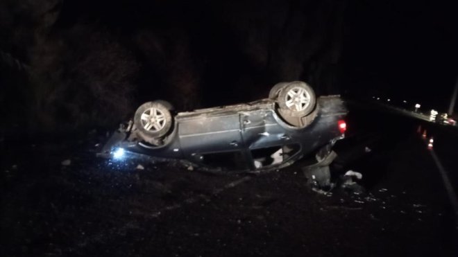 Hakkari-Çukurca kara yolunda devrilen otomobildeki 3 kişi yaralandı1