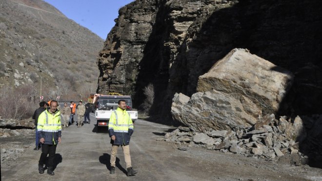 Dağdan kopan kayalar nedeniyle kapanan Hakkari-Çukurca kara yolu açıldı