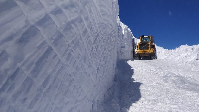 Hakkari'de üs bölgelerinin yolunu açmak için metrelerce karla mücadele ediliyor