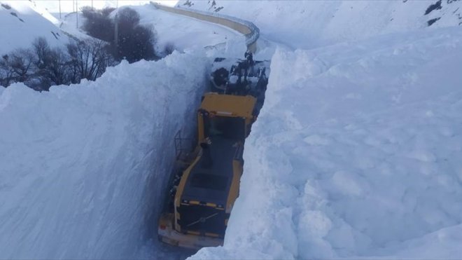 HAKKARİ - Ekipler kar kalınlığının 7 metreyi bulduğu bölgede kapalı yolları açıyor1