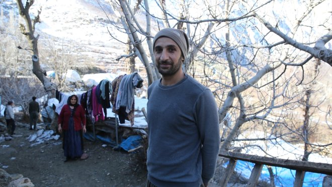 HAKKARİ - Evlerinde çatlak oluşan vatandaşlar deprem anını anlattı1