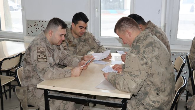 HAKKARİ - Farklı illerden ilkokul öğrencilerin gönderdiği mektuplar Hakkari