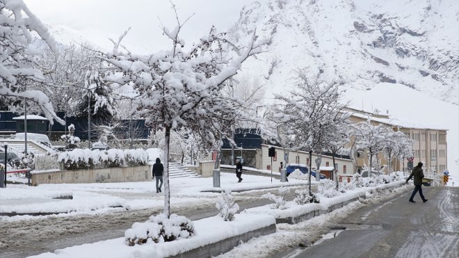 HAKKARİ - Kar yağışı etkili oluyor1
