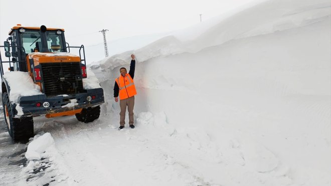 Van, Hakkari ve Muş'ta metrelerce kar altındaki yollarda çalışmalar sürüyor