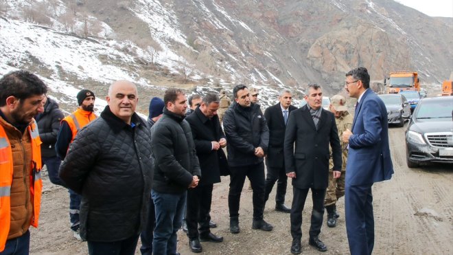 Hakkari Valisi Çelik, heyelan bölgesinde incelemelerde bulundu