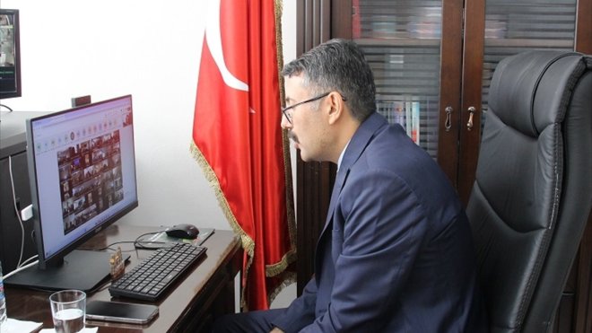 Hakkari Valisi ve Belediye Başkan Vekili Çelik, öğretmenlerle görüntülü görüştü