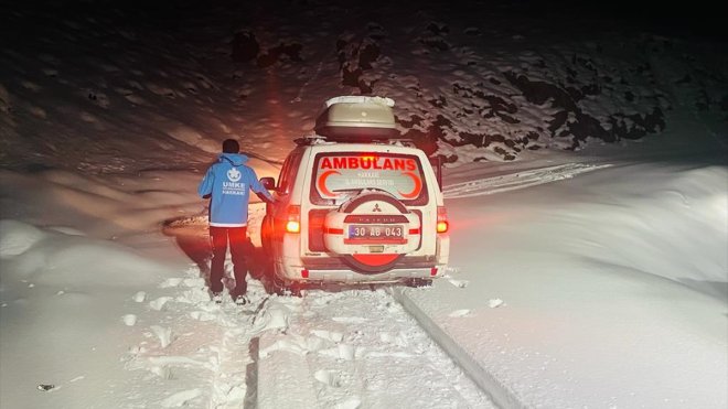 HAKKARİ - Yolu kardan kapanan köydeki hasta kadının yardımına ekipler yetişti1