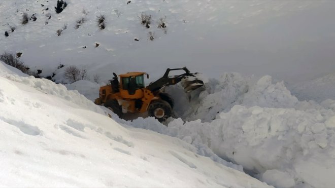Yüksekova'da ekipler metrelerce kar altındaki yollarda çalışma yürütüyor
