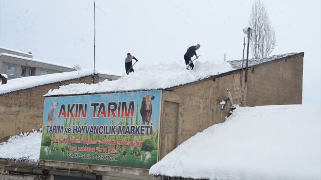 Yüksekova'da iş yeri sahipleri çatılarda biriken karı temizliyor
