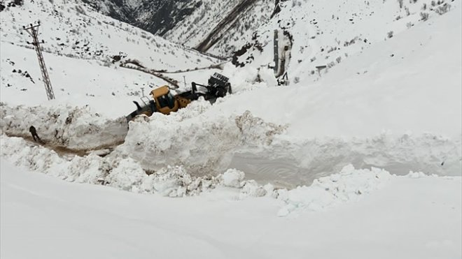 Yüksekova'da metrelerce kar altındaki yolları açma çalışmaları sürdü