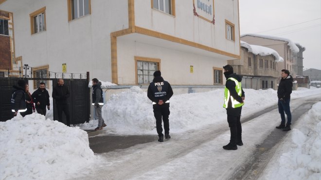 Yüksekova'da polis ekiplerinin okul çevrelerindeki denetimleri sürüyor