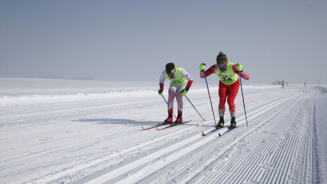 Yüksekova kristal kar örtüsüyle 'kayak sporunun parlayan yıldızı' oldu
