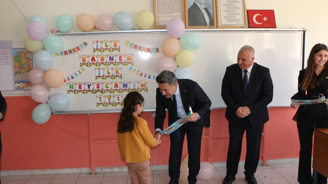 Hizan'da öğrenciler karne alarak yarı yıl tatiline girdi