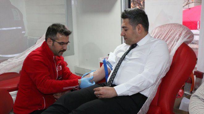 Hizan Kaymakamı Özçelik, kan bağışında bulundu1