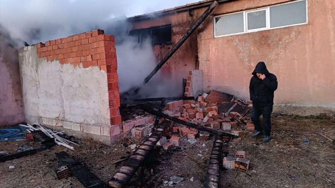 Horasan'da çıkan yangın itfaiye ekiplerince söndürüldü