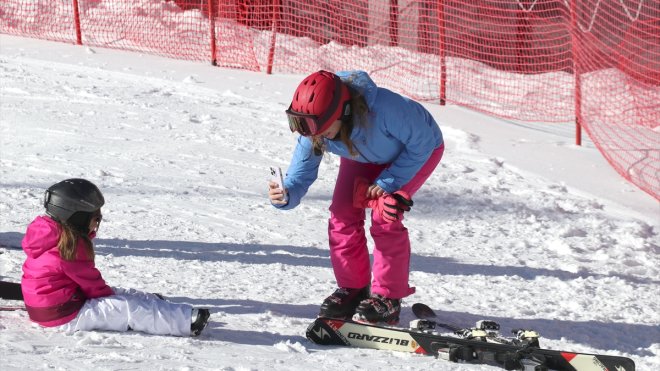 Karın 1 metreyi aştığı Palandöken ve Sarıkamış kayak merkezleri tatilde öğrencileri bekliyor