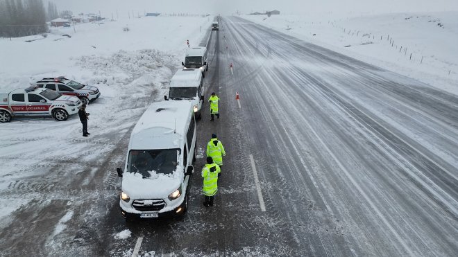 Karlıova'da öğrenci servisleri denetlendi