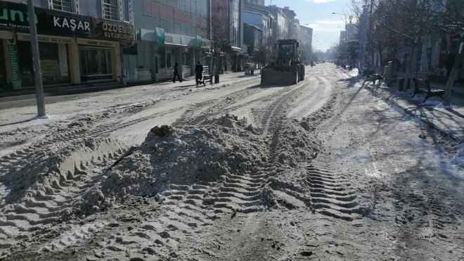 Kars'ta cadde ve sokaklarda biriken karlar kamyonlarla şehir dışına götürülüyor
