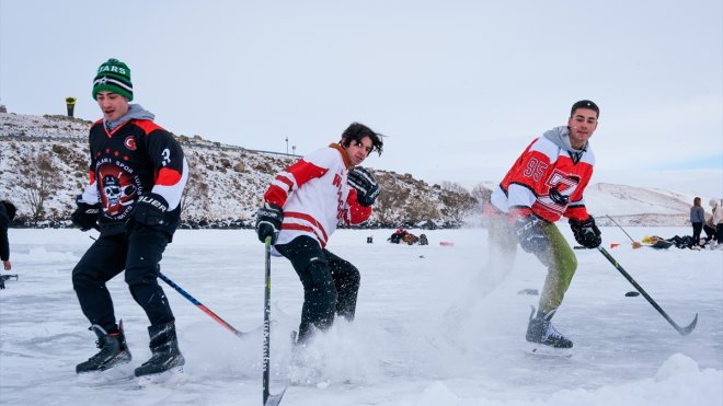 Dünyanın en hızlı takım oyunu buz hokeyini Çıldır Gölü'nde oynadılar