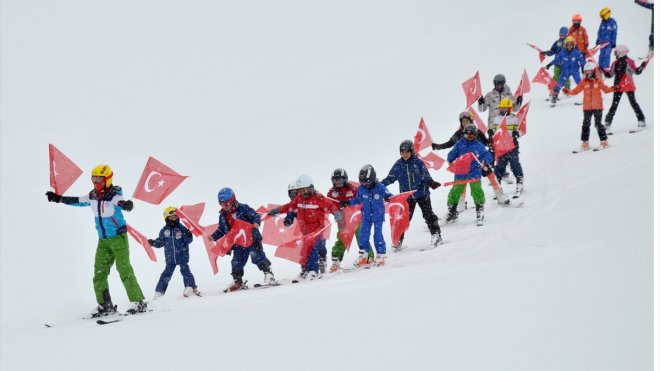 Kars'ta ilkokul öğrencileri "Karın Yıldızları Sarıkamış'ta" projesi ile kayak öğreniyor