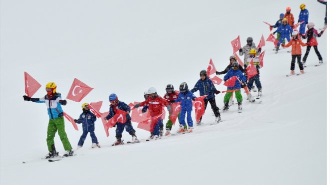 Kars'ta ilkokul öğrencileri 'Karın Yıldızları Sarıkamış'ta' projesi ile kayak öğreniyor