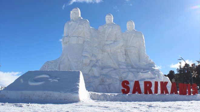 KARS - Sarıkamış şehitleri anısına yapılan kardan heykeller, ziyaretçilerine duygusal anlar yaşatıyor1