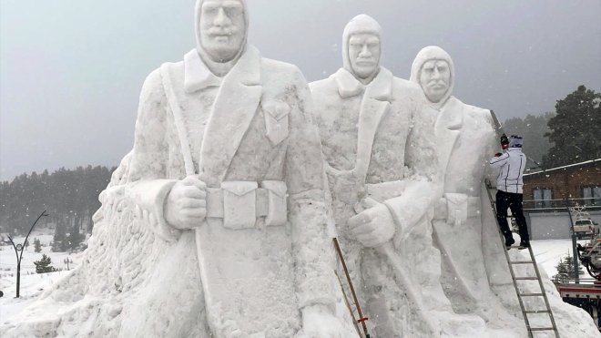 KARS - Sarıkamış şehitlerinin kardan heykelleri tamamlandı1
