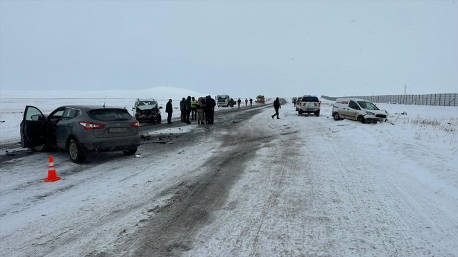 Kars'ta 3 otomobilin çarpıştığı kazada 1'i ağır 9 kişi yaralandı