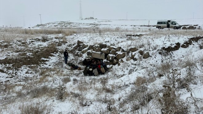 Kars'ta menfezde saklanan 24 düzensiz göçmen yakalandı