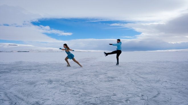 Yüzeyi donan Çıldır Gölü'nde buz pateniyle dans