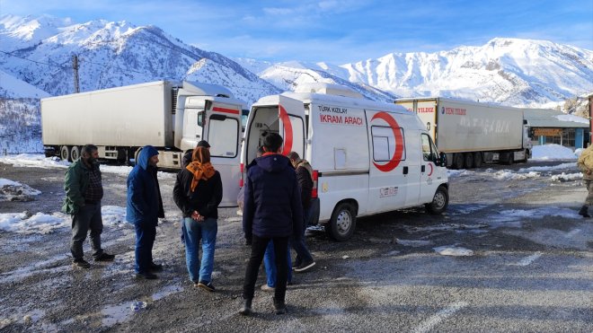 Kızılay gönüllülere Hakkari'de kar nedeniyle yolda kalanlara kumanya dağıttı