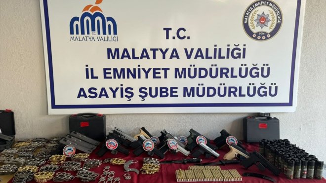 Malatya'da bir iş yerinde ruhsatsız 20 silah ele geçirildi