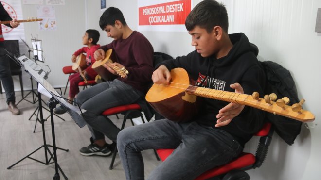 Malatya'da konteyner kentte çocuklar bağlama çalmayı öğreniyor