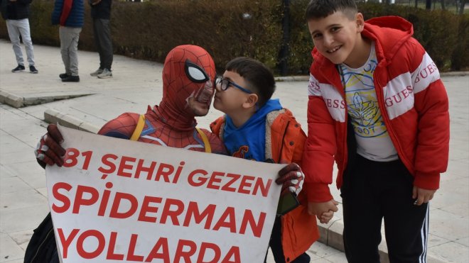 Malatya'da 'örümcek adam' kıyafetli kişi depremzede çocukların yüzünü güldürdü
