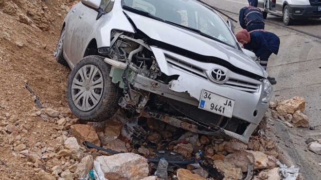 Malatya'da yol kenarına savrulan otomobildeki 3 kişi yaralandı