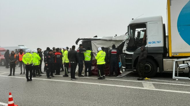 Malatya'da yolcu otobüsünün devrilmesi sonucu 3 kişi öldü, 29 kişi yaralandı