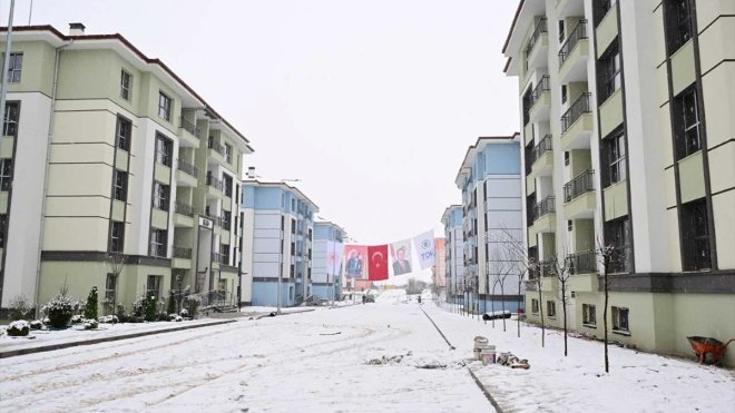 Malatya'daki deprem konutlarının yol yapım çalışmaları sürüyor