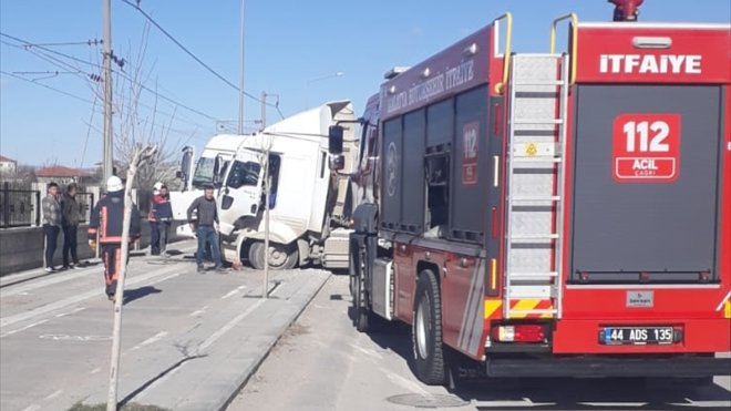 MALATYA - İki kamyonun çarpıştığı kazada 1 kişi yaralandı1