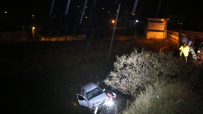 MALATYA - Şarampole devrilen otomobildeki 4 kişi yaralandı1