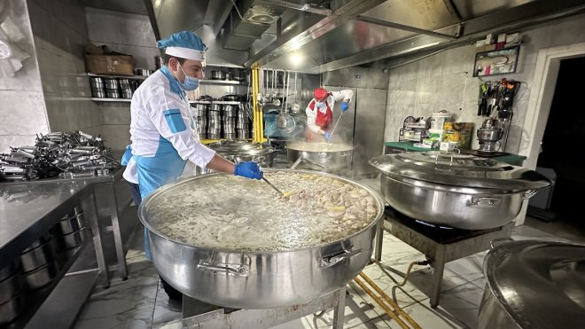 Muradiye'de kazanları ihtiyaç sahipleri için kaynıyor