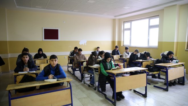 Muş'un Hasköy ilçesi sakinleri bazı günler aynı saatte kitap okuyor