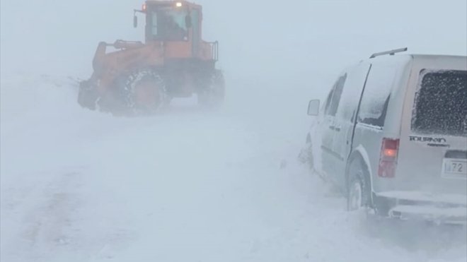 Muş'ta kar ve tipi nedeniyle yolda mahsur kalanlar ekiplerce kurtarıldı