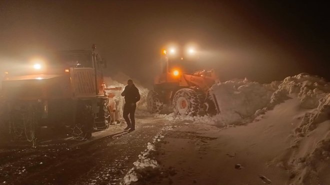 MUŞ - Kar ve tipi nedeniyle yolda mahsur kalanlar ekiplerce kurtarıldı1