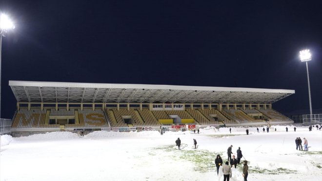 MUŞ - Karla kaplı stadı taraftarlar ve kurum personeli temizledi1