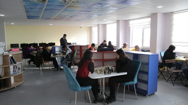 Muş'ta öğrenciler karne öncesi "kış şenliği" etkinliklerine katılıyor