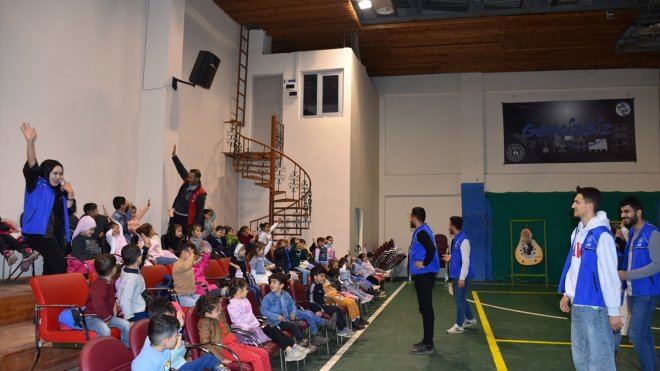 Muş'ta gençlik liderleri düzenledikleri etkinliklerle çocukları eğlendirdi