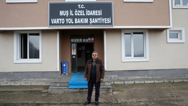 Muşlu iş makinesi operatörü 38 yıldır karla kaplı köy yollarını açıyor1