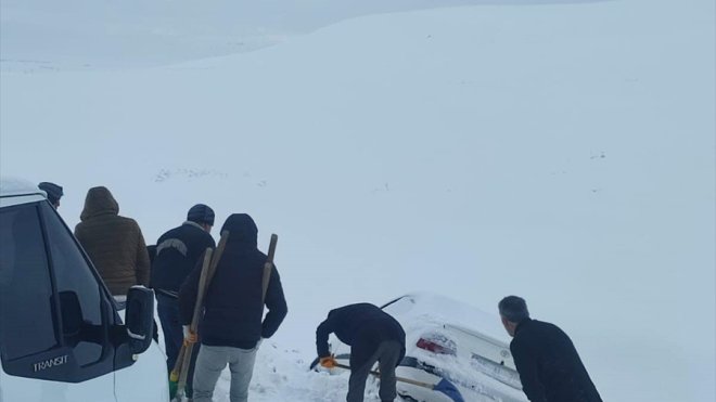 Özalp'te yolda mahsur kalanlar karla mücadele ekiplerince kurtarıldı