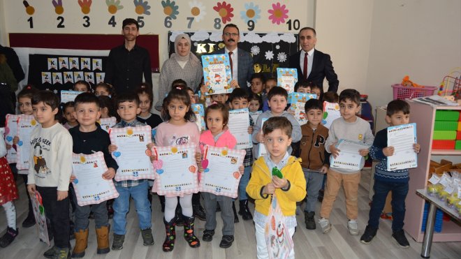 Şemdinli'de öğrenciler karne heyecanı yaşadı